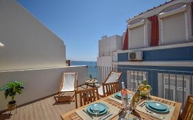 Central & Stylish 2 Bedroom Apartment W/ Balcony